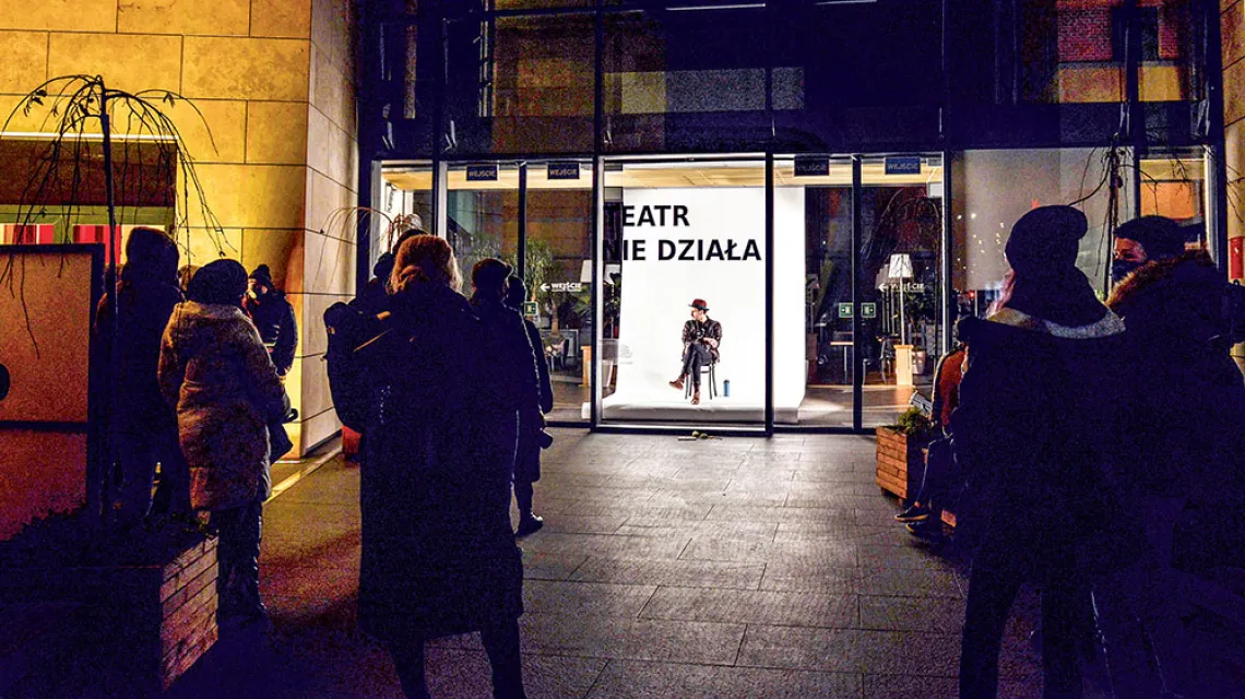 Happening „Teatr nie działa” zorganizowany przez artystów Teatru Muzycznego Capitol: codziennie w godzinach wieczornego spektaklu jeden z aktorów zasiadał na czarnym fotelu w witrynie teatru przy ul. Świdnickiej, Wrocław, grudzień 2020 r. / PRZEMYSŁAW FISZER / EAST NEWS