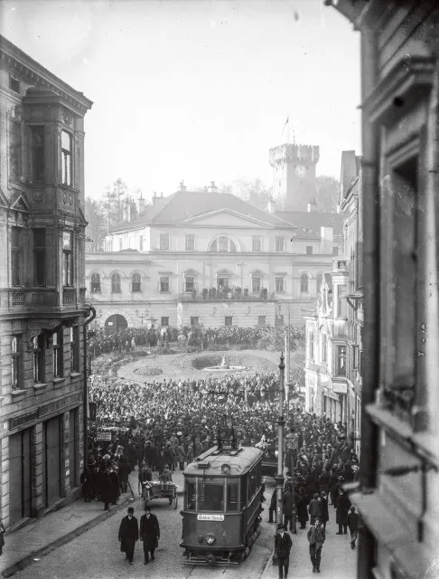 Ochotnicy do polskiej milicji składają przysięgę przed członkami Rady Narodowej Księstwa Cieszyńskiego (którzy stoją na balkonie). W tle Wieża Piastowska. Cieszyn, 24 listopada 1918 r. / MUZEUM ŚLĄSKA CIESZYŃSKIEGO W CIESZYNIE