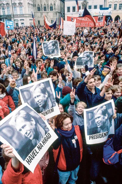 Demonstracja w Pradze, 11 grudnia 1989 r. 18 dni później bohater tłumówfaktycznie został prezydentem Czechosłowacji. / KHOL PAVEL / CTK / PAP