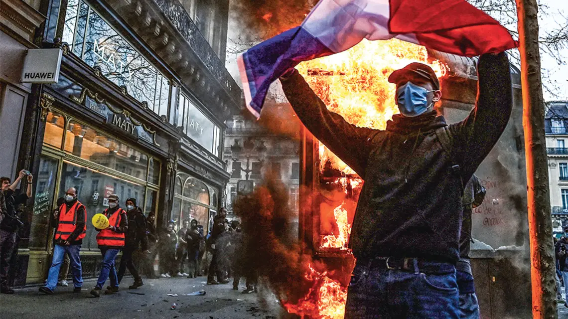Protest w pobliżu paryskiej opery, 23 marca 2023 r. / ALAIN JOCARD / AFP / EAST NEWS