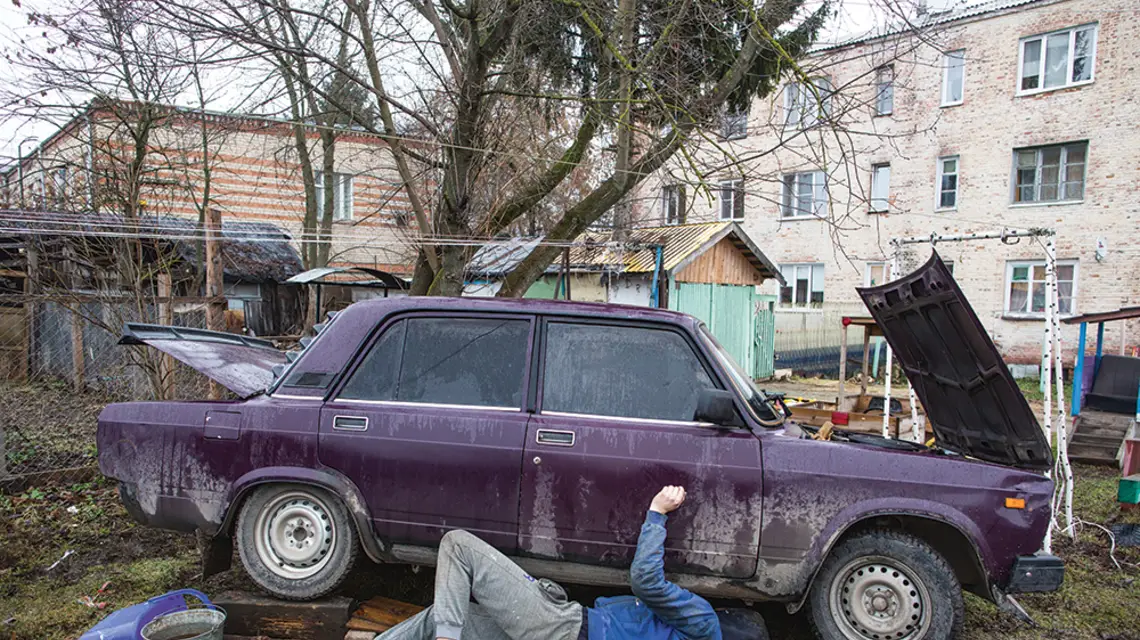 Naprawa układu wydechowego samochodu WAZ 2107, znanego jako Łada Riva.Borowsk, Rosja, 2019 r. / ANDREY RUDAKOV / BLOOMBERG / GETTY IMAGES