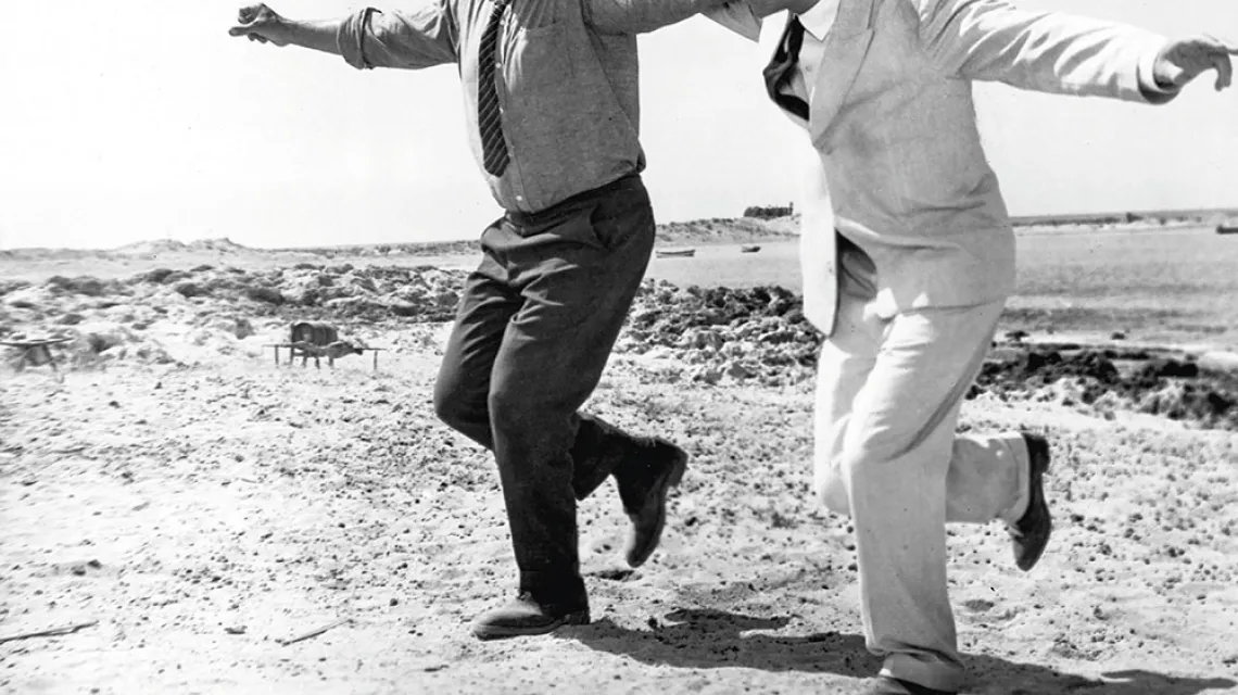 Anthony Quinn i Alan Bates w filmie  „Grek Zorba”, reż. Michael Cacoyannis.  20th Century Fox, 1964 r. / ART CREDIT EVERETT COLLECTION / EAST NEWS