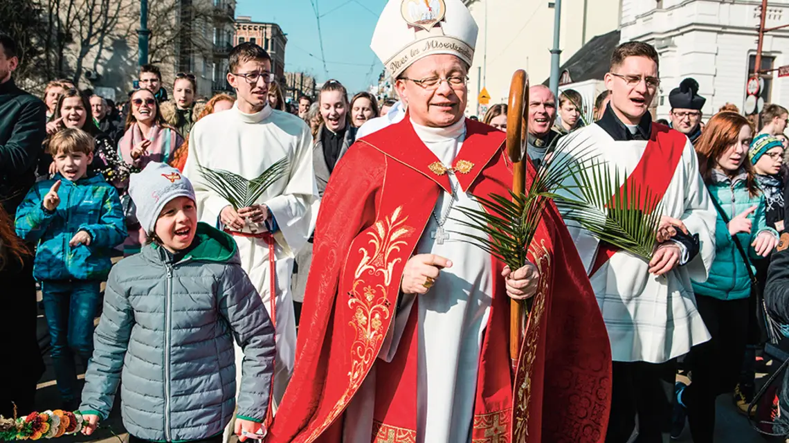 Abp Grzegorz Ryś idzie z młodzieżą ulicami Łodzi w Marszu dla Jezusa, 25 marca 2018 r. / MARIAN ZUBRZYCKI / FORUM