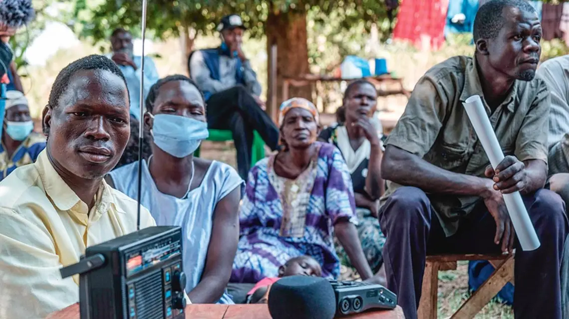 Sąsiedzi i krewni ofiar masakry w Lukodi, dokonanej w 2004 r., słuchają werdyktu wydanego przez Międzynarodowy Trybunał Karny w sprawie Dominica Ongwena. Uganda, 4 lutego 2021 r. / SUMY SADURNI / AFP / EAST NEWS