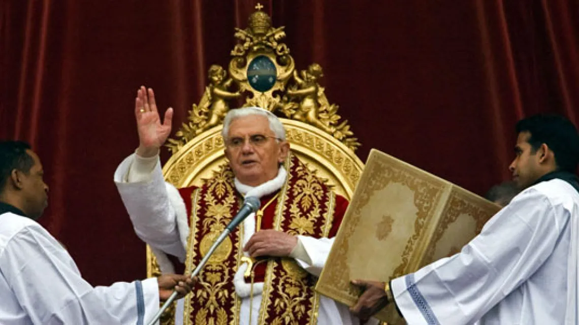 Benedykt XVI udziela błogosławieństwa Urbi et Orbi, Watykan 25 grudnia 2008 r. /fot. KNA-Bild / 