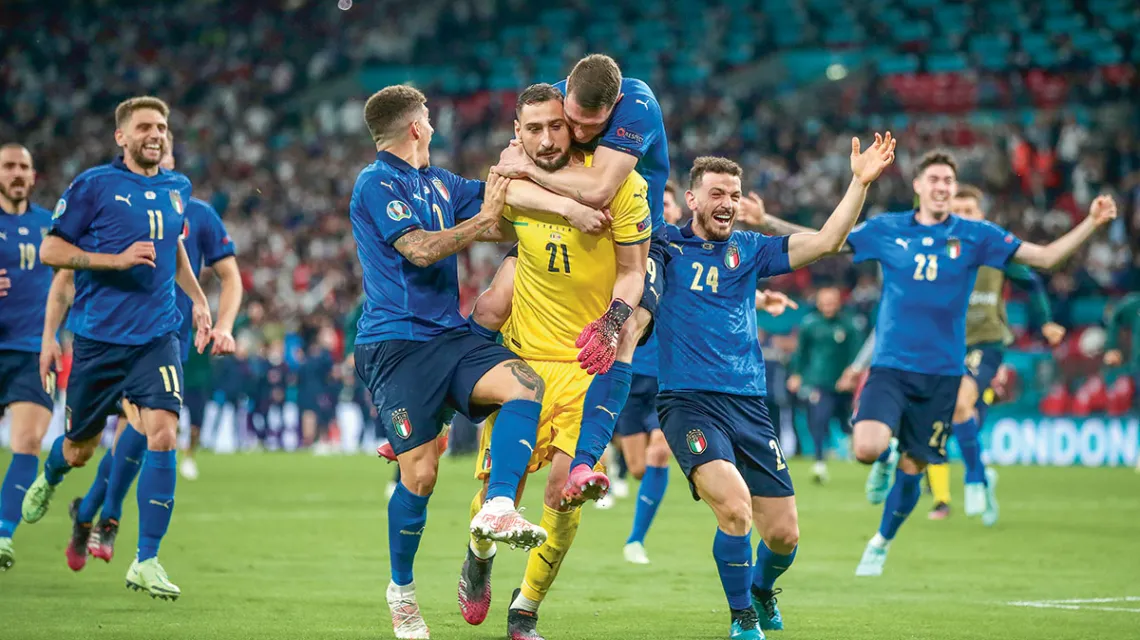 Radość włoskiej drużyny po obronie ostatniego rzutu karnego w meczu finałowym Euro 2020 Włochy–Anglia, Londyn, 11 lipca 2021 r. / NICK POTTS / PA / EAST NEWS