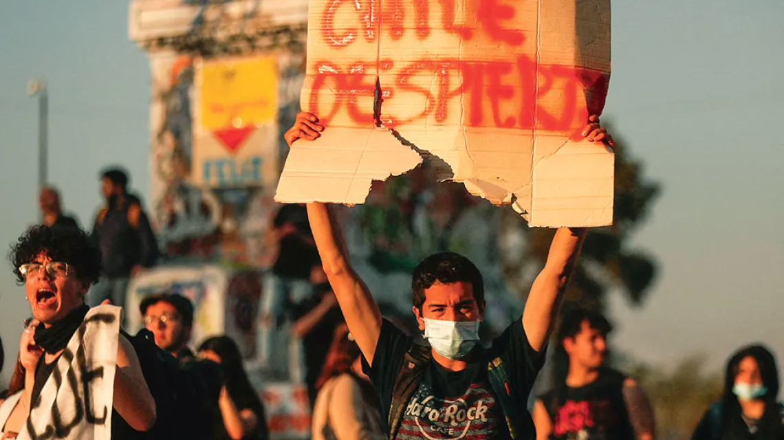 Protestujący z transparentem „Obudźcie Chile” podczas demonstracji na rzecz nowej konstytucji. Santiago de Chile, 5 września 2022 r. / JAVIER TORRES / AFP / EAST NEWS