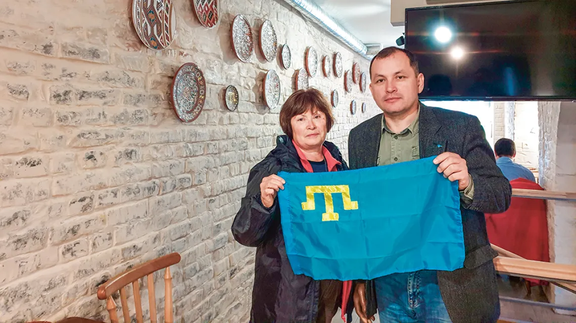 Erfan Kudusow często fotografuje się ze swoimi gośćmi i z flagą Tatarów Krymskich, restauracja Czeburek, Kijów, wrzesień 2019 r. / ARCHIWUM ERFANA KUDUSOWA