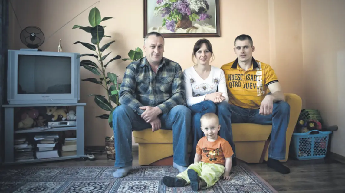 Państwo Piwcajkin - ojciec Mikołaj, jego córka Tatiana z mężem Denisem i synem Marcinem. Borek k/Rzezawy, woj. małopolskie, kwiecień 2010 r. / fot. Bartosz Siedlik / 