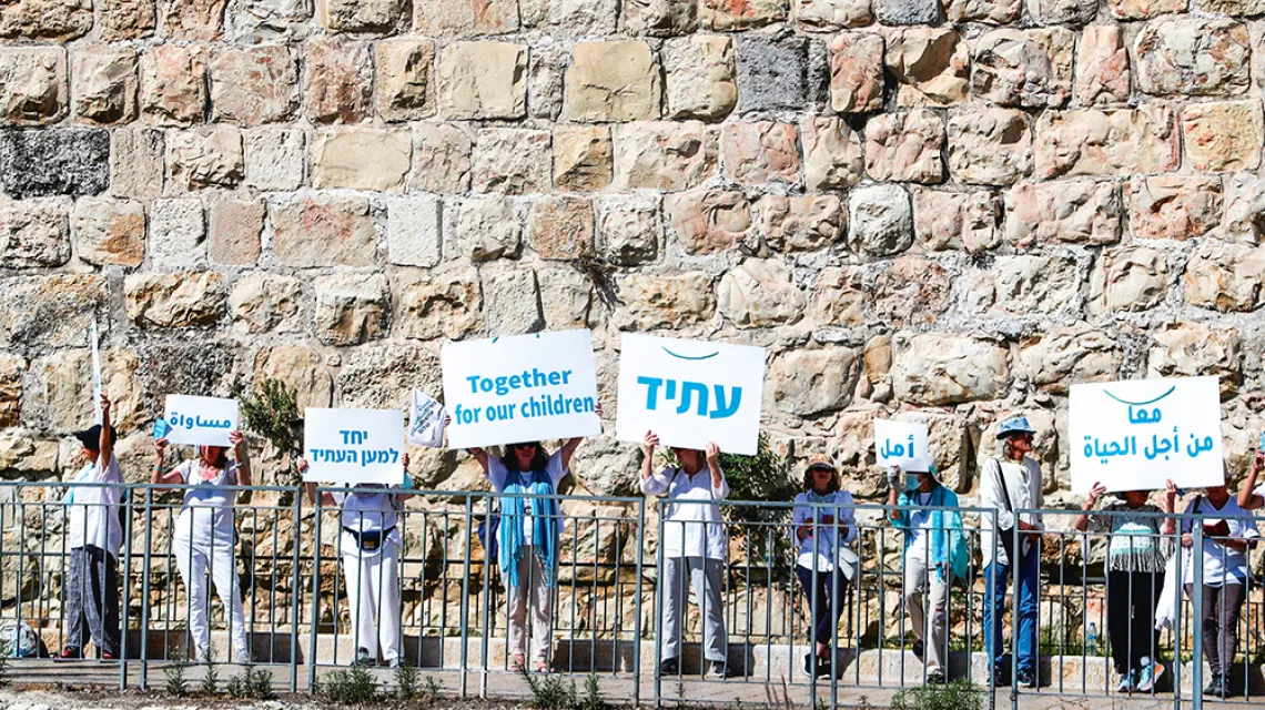 Za pokojowym współistnieniem, przeciw wojnie i przemocy: Żydzi i Arabowie wspólnie demonstrują pod murem Starego Miasta w Jerozolimie, 19 maja 2021 r. / / RONEN ZVULUN / REUTERS / FORUM