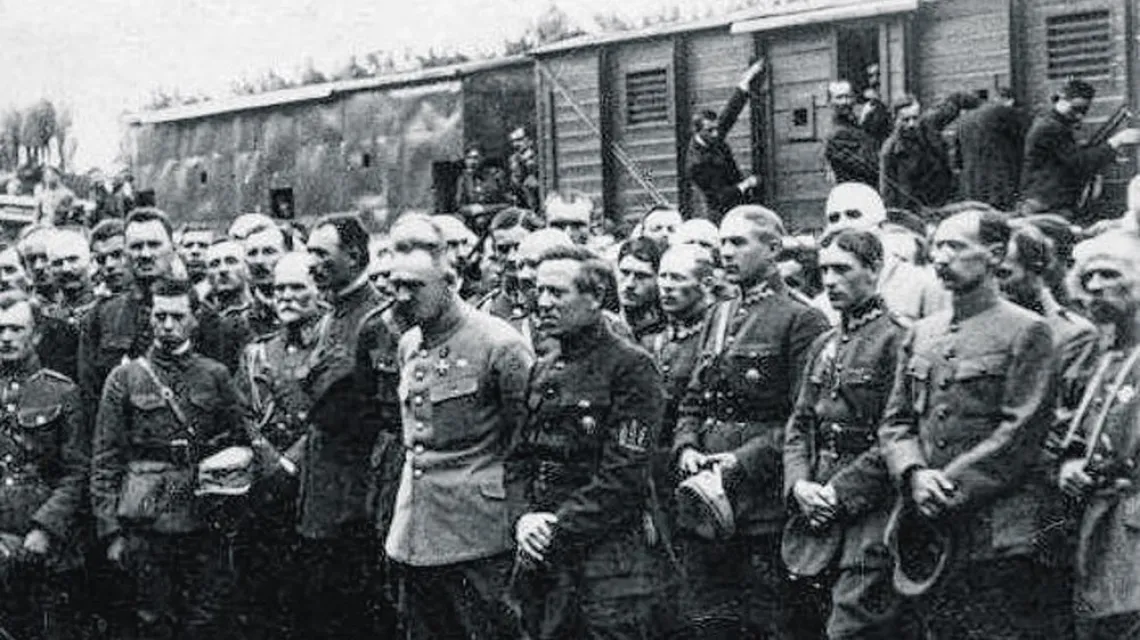 Józef Piłsudski z oficerami polskimi oraz ukraińskimi ze sprzymierzonej z Polską armii Ukraińskiej Republiki Ludowej, rok 1920. / HISTORY AND ART COLLECTION / ALAMY STOCK PHOTO / BEW