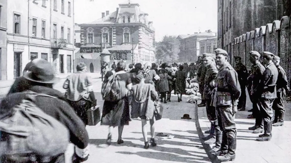 Żydzi na ul. Lwowskiej podczas deportacji z krakowskiego getta, 1942 r. / YAD VASHEM / YAD VASHEM