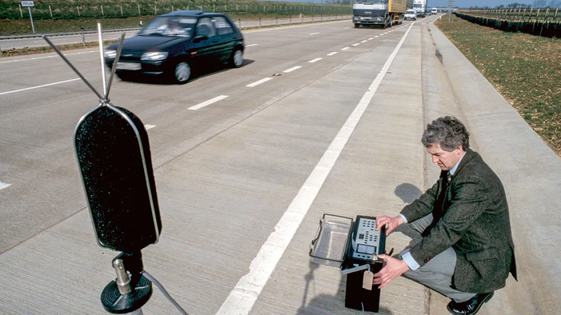 Pomiar hałasu na autostradzie w Anglii, 2000 r. / PAUL GLENDELL / ALAMY STOCK PHOTO / BEW