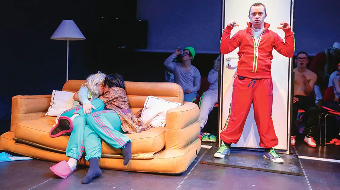 Scena ze spektaklu warszawskiego Teatru 21 pt. „Klauni, czyli o rodzinie. Odcinek 3” w reż. Justyny Sobczyk. Od lewej: Magdalena Świątkowska, Piotr Swend, Michał Pęszyński. 17 grudnia 2015 r. / GRZEGORZ PRESS / TEATR 21