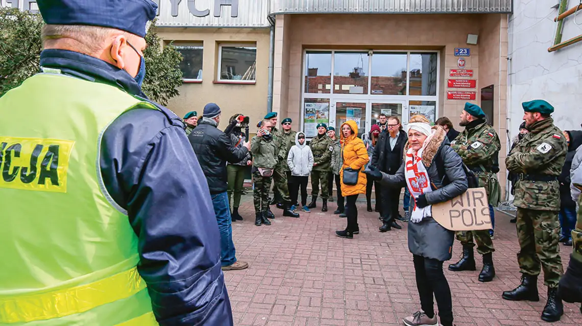 Pikieta zorganizowana przez rodziców i uczniów przed budynkiem Zespołu Szkół Budowlano-Energetycznych w Ostrowie ­Wielkopolskim, 7 kwietnia 2021 r. / TOMASZ WOJTASIK / PAP