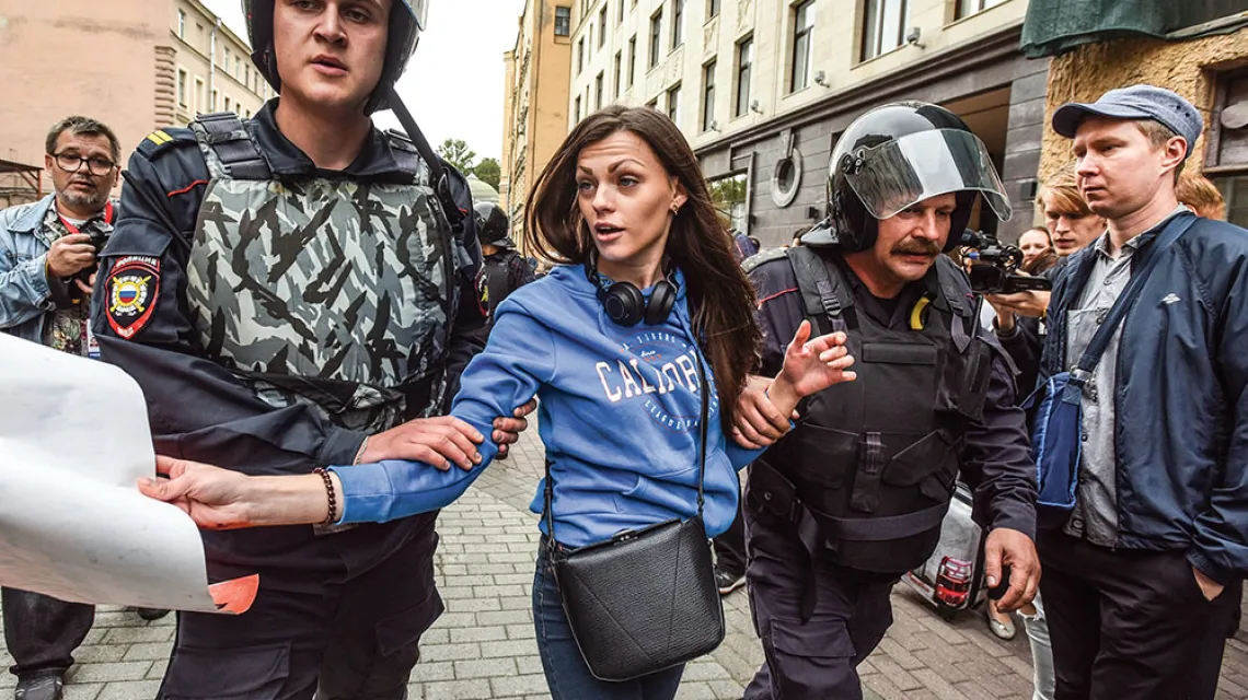 Wśród zatrzymanych demonstrantów przeważali ludzie młodzi. Petersburg, 9 września 2018 r. / SERGEI NIKOLAYEV / TASS / FORUM