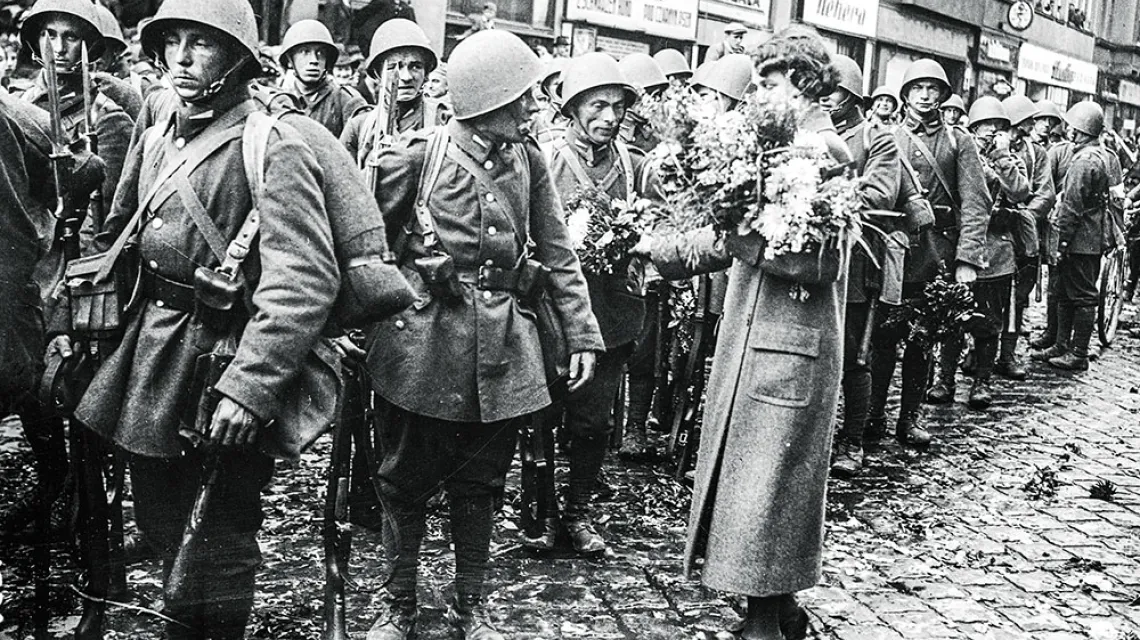 Polacy z Zaolzia wkroczenie wojsk polskich traktowali jak wyzwolenie. Czeski Cieszyn, październik 1938 r. / NAC