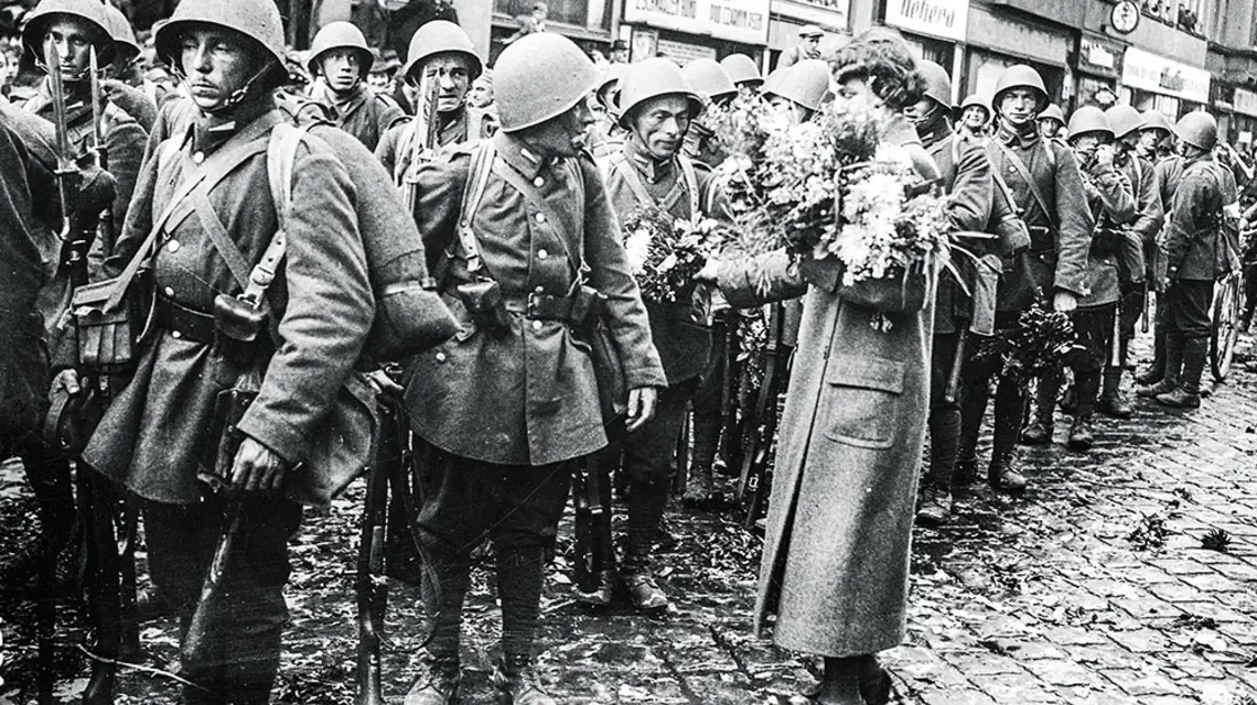 Polacy z Zaolzia wkroczenie wojsk polskich traktowali jak wyzwolenie. Czeski Cieszyn, październik 1938 r. / NAC