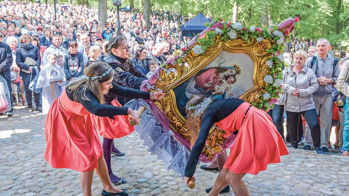„Taniec feretronów” podczas odpustu Trójcy Świętej w Kalwarii Wejherowskiej, 31 maja 2015 r. / ŁUKASZ DEJNAROWICZ / FORUM
