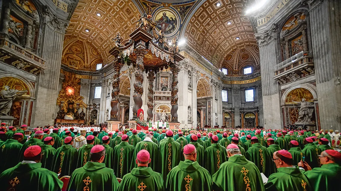Papież Franciszek celebruje mszę świętą na zakończenie synodu biskupów w bazylice św. Piotra w Watykanie. 28 października 2018 r. / FILIPPO MONTEFORTE / AFP / EAST NEWS