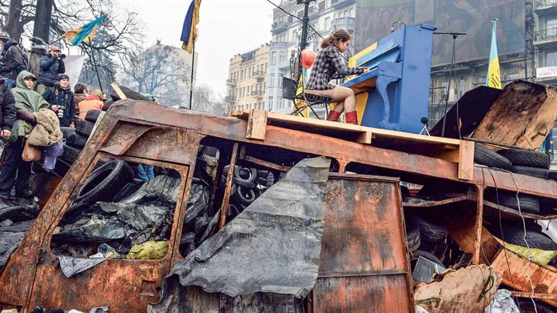 Wybuch konfliktu rosyjsko-ukraińskiego był punktem zwrotnym dla całego regionu Europy Wschodniej. Na zdjęciu: koncert na barykadach Euromajdanu, Kijów, 10 lutego 2014 r. / SERGEI SUPINSKY / AFP / EAST NEWS