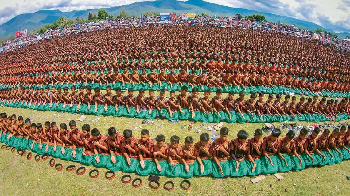 Tradycyjny taniec Saman wykonywany przez 5 tys. chłopców i mężczyzn z plemienia Gayo zamieszkującego Sumatrę / CHAIDEER MAHYUDDIN / AFP / EAST NEWS