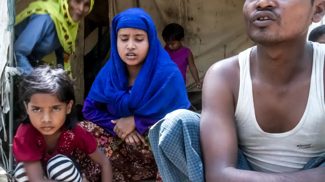 Muhammad Amin z rodziną w obozie przejściowym dla uchodźców z Birmy w Balukhali. Bangladesz, marzec 2018 r. / Fot. Marek Rabij dla „TP”
