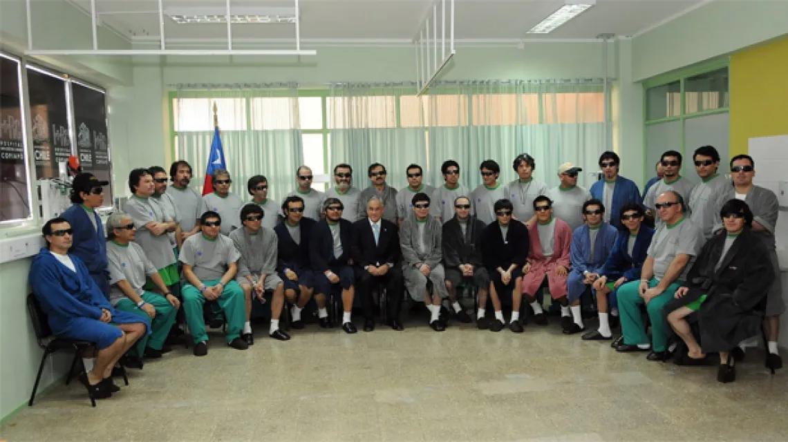 Prezydent Chile (w środku) z 33 uratowanymi górnikami w szpitalu w Copiapó; 14 października 2010 r. / fot. EPA/PAP / 