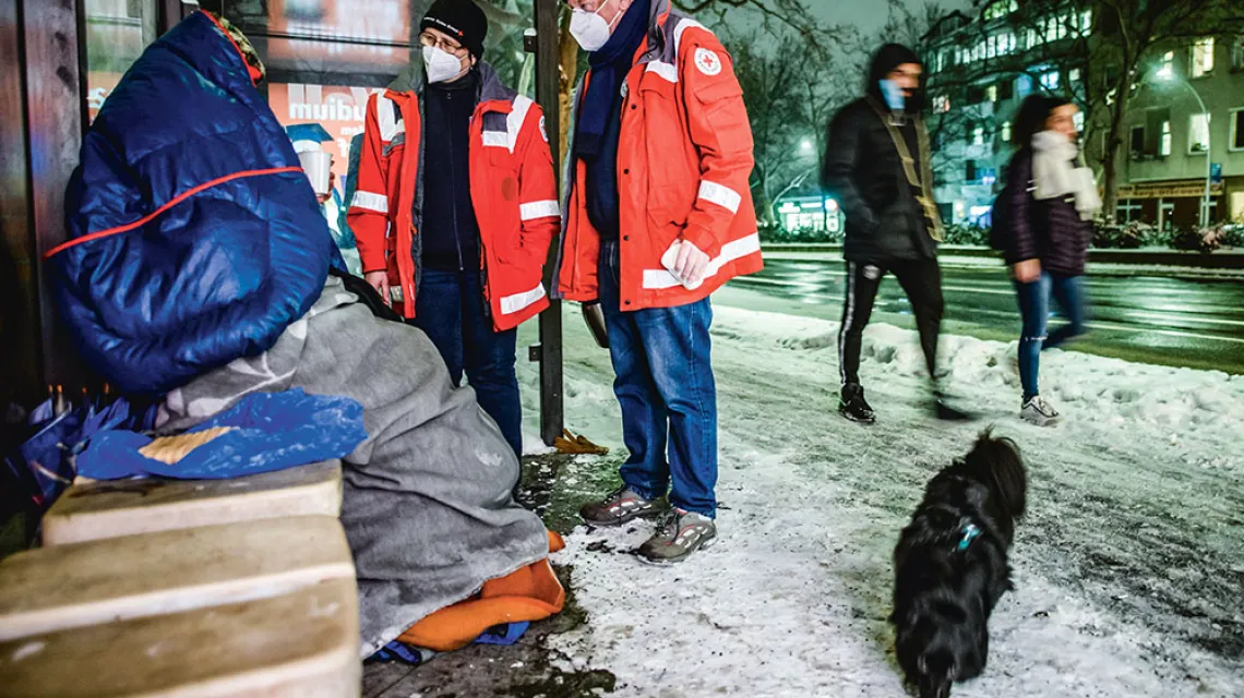Wieczorami wolontariusze i pracownicy różnych organizacji – w tym Czerwonego Krzyża – wyruszają po tych, którzy do noclegowni nie dojdą na własnych nogach. Berlin, luty 2021 r. / CLEMENS BILAN / EPA / PAP