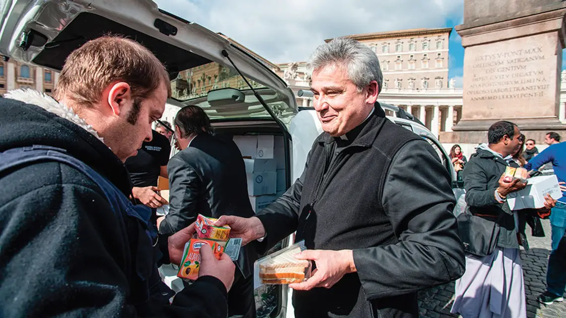 Kard. Konrad Krajewski rozdaje żywność ubogim po modlitwie Anioł Pański na placu św. Piotra, Watykan, 21 lutego 2016 r. / MASSIMILIANO MIGLIORATO / CPP