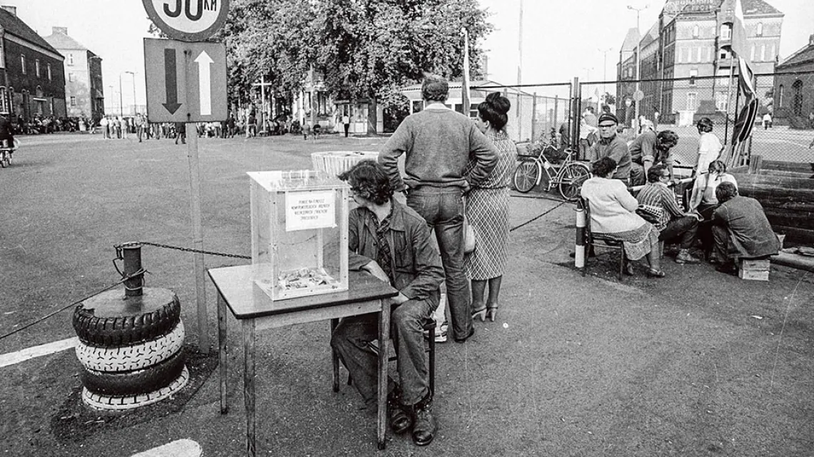 Strajkujący pracownicy Zespołu Portowego Szczecin-Świnoujście zbierają darowizny na fundusz przyszłych niezależnych związków zawodowych, 27 sierpnia 1980 r. / JERZY UNDRO / PAP