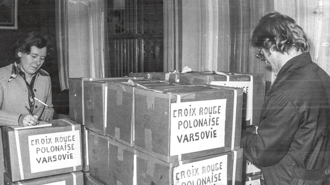 Transport darów z Francji w siedzibie Polskiego Czerwonego Krzyża w Warszawie, styczeń 1982 r. / Damazy Kwiatkowski / PAP / Z książki M. Heruday-Kiełczewskiej
