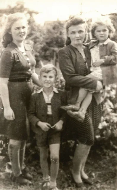 Janina z dziećmi, od lewej: Moniką, Tomaszem i małą Ewą. Zamość, okres niemieckiej okupacji / / ARCHIWUM RODZINNE PIOTRA SAUTERA-ZAWADZKIEGO