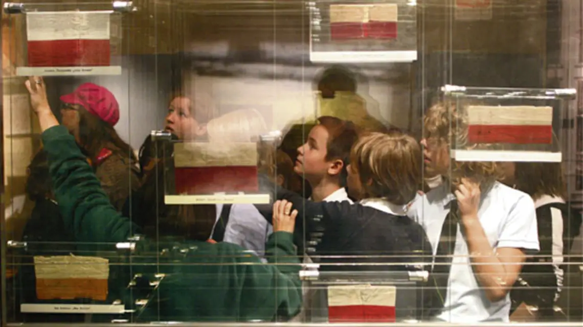 Uczniowie VI klasy szkoły podstawowej w Muzeum Powstania Warszawskiego w ramach tzw. lekcji muzealnej. Warszawa, wrzesień 2008. / fot. Krzysztof Wójcik / Forum / 