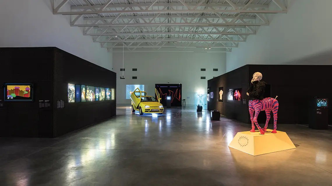 „140 uderzeń na minutę” w hali MSN w Warszawie, po prawej: Marek Kijewski, Małgorzata Kocur „Portret konny Andy’ego Warhola”, 1998 r. / JAKUB MOZOLEWSKI / MSN