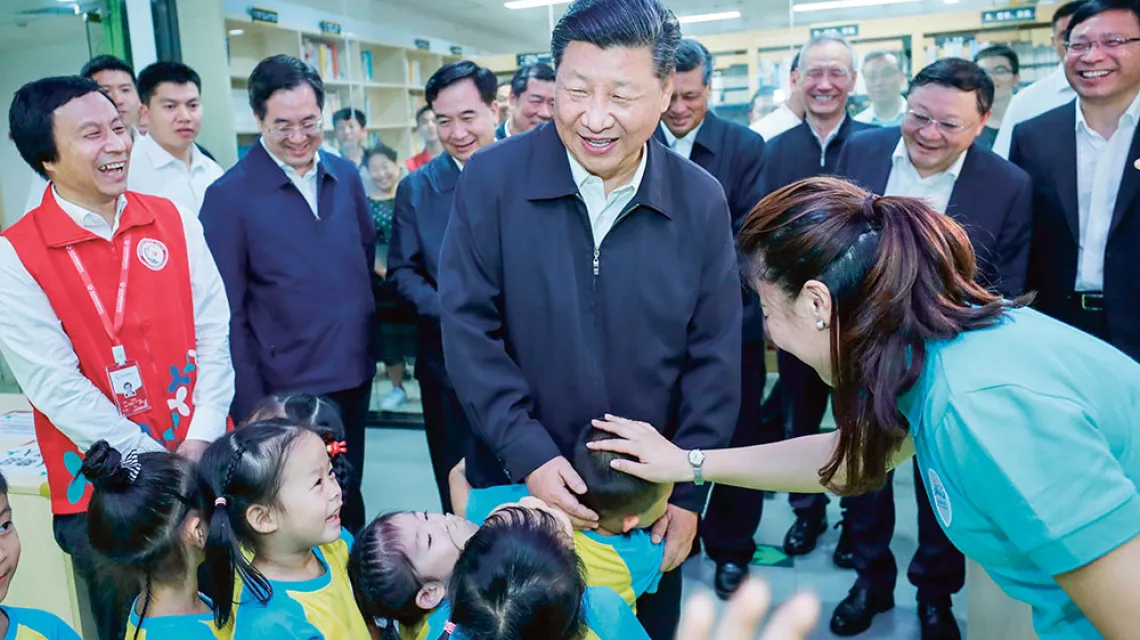 Przewodniczący Xi Jinping wśród dzieci z prowincji Guangdong, październik 2018 r. / JU PENG / XINHUA / AFP / EAST NEWS