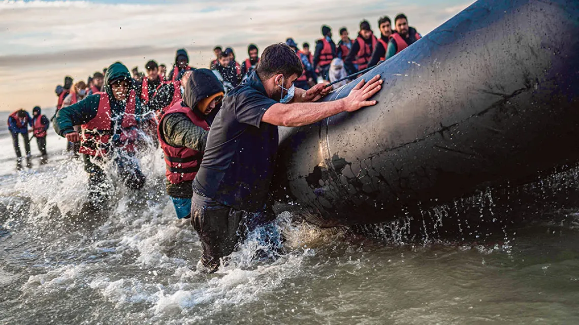 Migranci wodują ponton w okolicach Dunkierki, Francja, październik 2022 r. / SAMEER AL-DOUMY / AFP / EAST NEWS