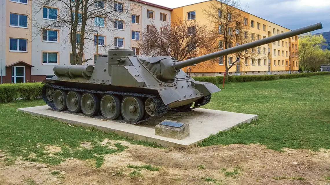 Sowieckie działo pancerne z II wojny światowej na terenie muzeum na wolnym powietrzu. Svidník, wiosna 2019 r. / DARIUSZ KAŁAN