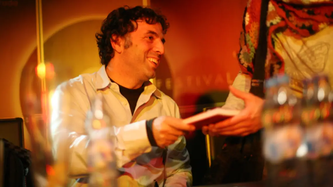 Etgar Keret podczas spotkania pt. "Film zmienia literaturę". Kraków, Klub Drukarnia, 5 listopada 2009 r. / fot. Grażyna Makara / 