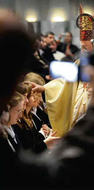 Bp Tadeusz Pieronek bierzmuje młodzież w krakowskim kościele św. Jadwigi, kwiecień 2008 r. /fot. Paweł Ulatowski / 