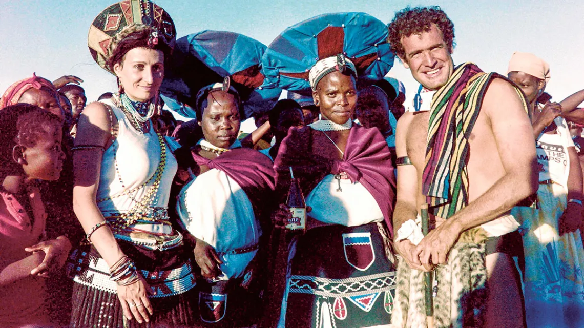 Johnny Clegg (pierwszy z prawej) i jego żona Jennifer Bartlett (po lewej) na weselu zuluskim, prowincja Natal, Republika Południowej Afryki, 1989 r. / TREVOR SAMSON / AFP / EAST NEWS