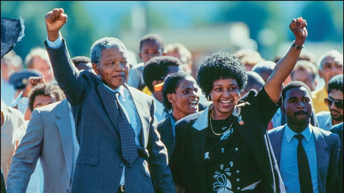 Po 26 latach spędzonych za kratami Nelson Mandela wychodzi na wolność, towarzyszy mu żona Winnie. Więzienie pod Kapsztadem, 11 lutego 1990 r. / ALLAN TANNENBAUM / POLARIS / EAST NEWS