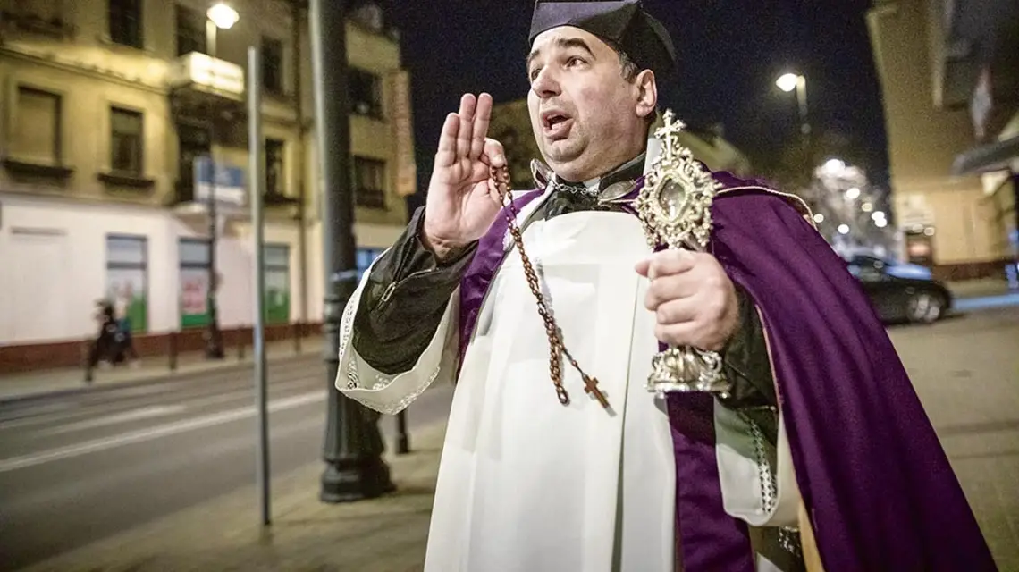 Ks. Mirosław Matuszny, proboszcz parafii Nawrócenia św. Pawła w Lublinie, wyszedł na ulice miasta z relikwiami św. Antoniego, 17 marca 2020 r. / JAKUB ORZECHOWSKI / AGENCJA GAZETA