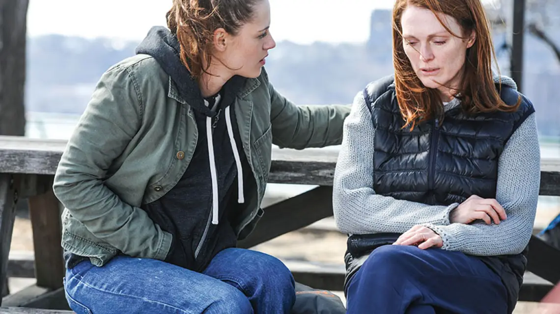 Kristen Stewart i Julianne Moore jako córka i matka w filmie „Motyl Still Alice”. Moore gra profesor lingwistyki, która zapada na chorobę Alzheimera. / JOJO WHILDEN / KILLER FILMS