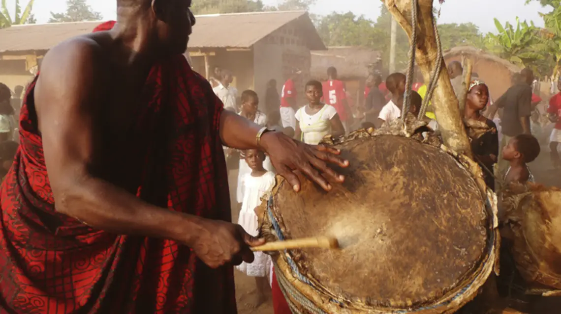 Bębniarz na pogrzebie kobiety z plemienia Konkomba w Jema, środkowa Ghana / fot. Anna Niedźwiedź / 