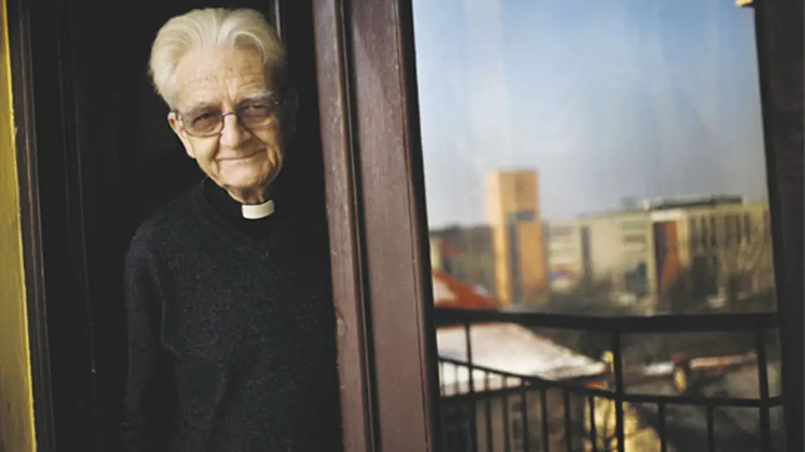 Ks. Adam Boniecki w swoim (byłym) krakowskim mieszkaniu – z widokiem na galerię handlową. Kraków, marzec 2011 r. / fot. Grażyna Makara / 