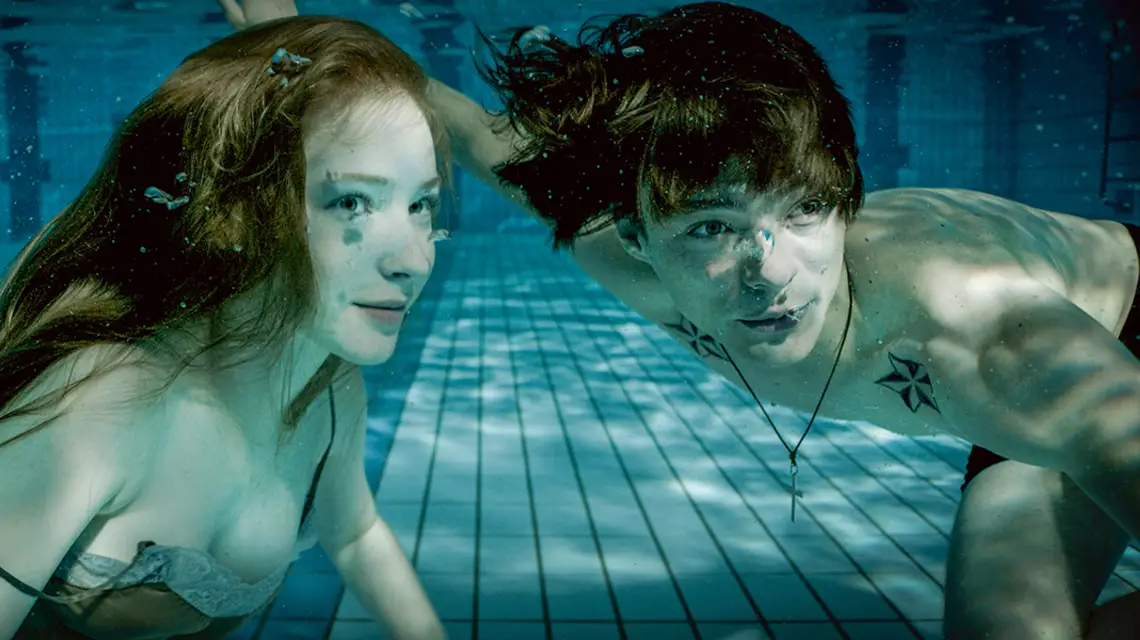 Jagoda Porębska (Roma) i Tomasz Ziętek (Lowa) w filmie Doroty Kędzierzawskiej „Żużel” / KINO ŚWIAT / MATERIAŁY PRASOWE