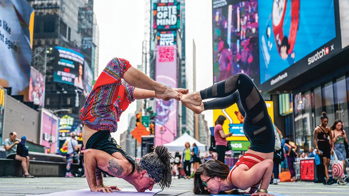 Występ pary joginów podczas imprezy Mind Over Madness na Times Square w Nowym Jorku, 21 czerwca 2022 r. / ALEXI ROSENFELD / GETTY IMAGES
