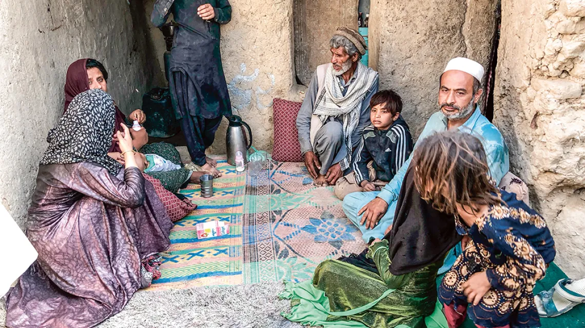 Zia Gul i Naser z rodziną w obozie dla uchodźców wewnętrznych na przedmieściach Kabulu, sierpień 2019 r. / AGNIESZKA PIKULICKA-WILCZEWSKA