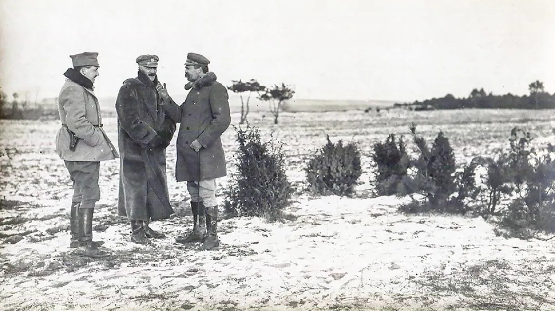 Podczas walk nad Nidą Legiony zatrzymały rosyjską ofensywę. Od prawej: Józef Piłsudski, Ignacy Daszyński i Mariusz Zaruski. Listopad 1914 r. / ZBIORY MARIUSZA KOLMASIAKA / EAST NEWS